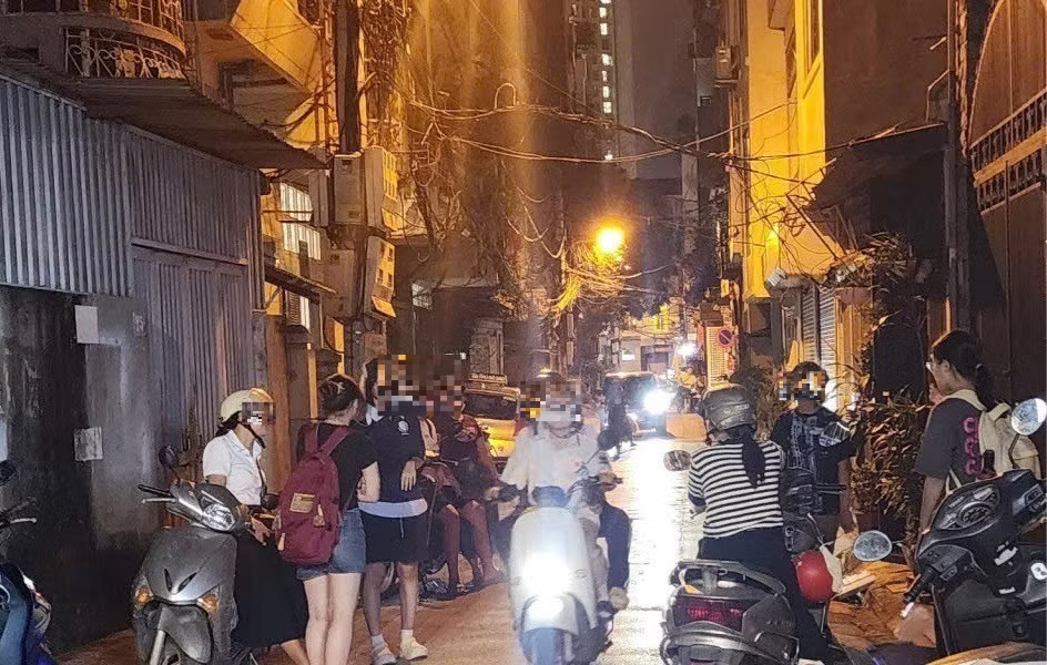 Người nhà đưa đón học sinh đi học thêm tại Hà Nội. Ảnh: N.H Biến tướng dạy thêm học thêm - Ảnh 1.