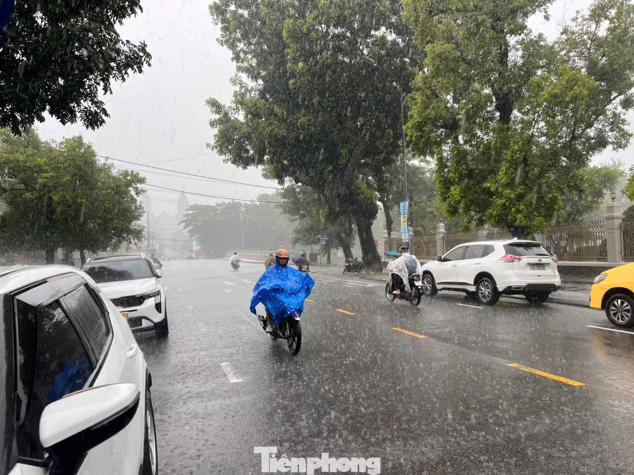 Nhiều nơi tại Huế mưa trên 500 mm, cảnh báo lũ quét, sạt lở diện rộng - Ảnh 1.