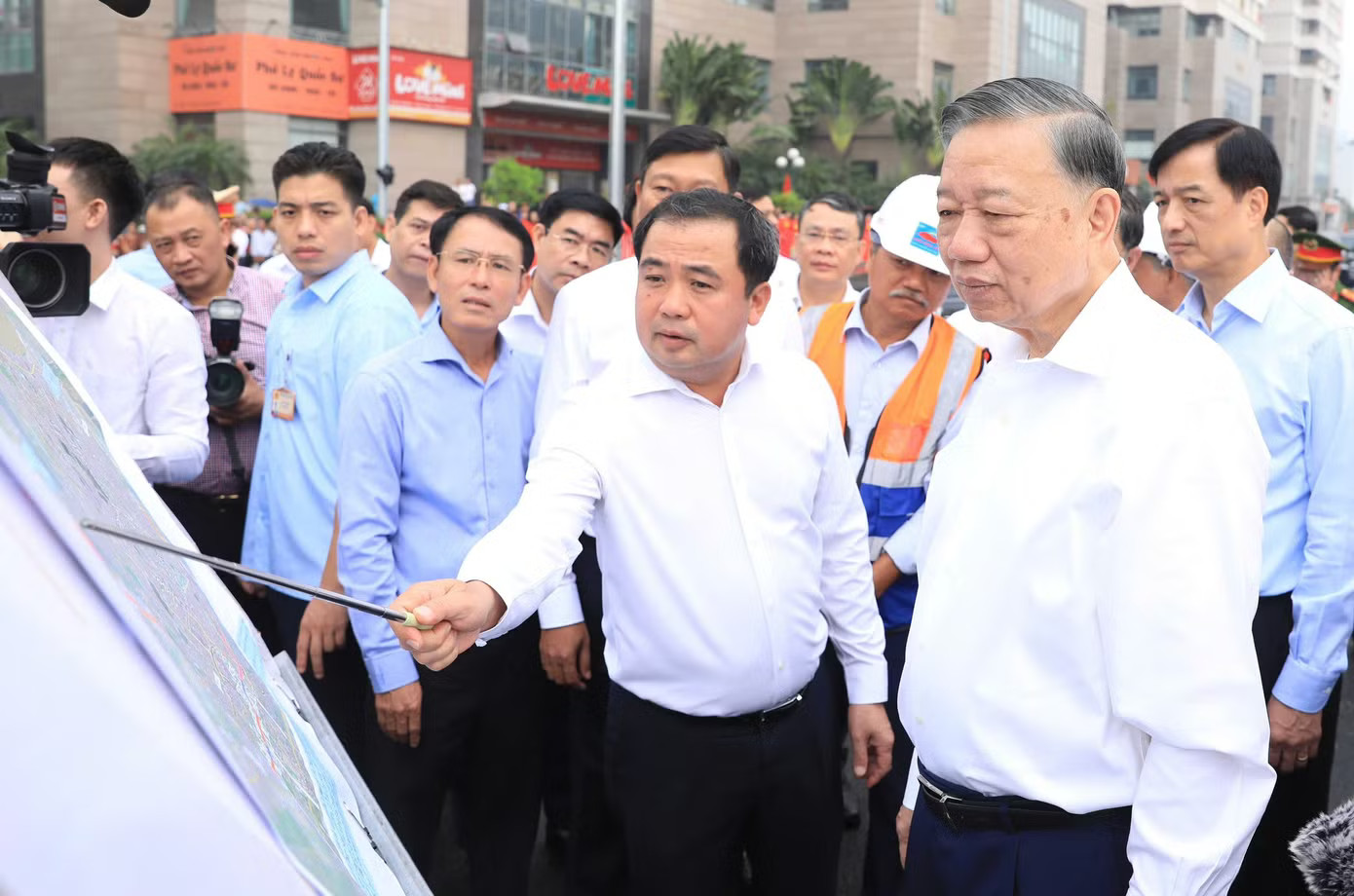 Tổng Bí thư, Chủ tịch nước Tô Lâm: Quản lý chặt chẽ quy hoạch xây dựng hai bên tuyến đường - Ảnh 2.