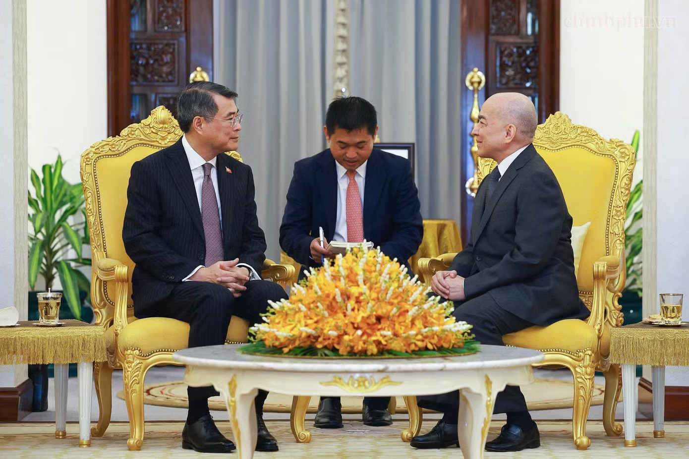 Thủ tướng Lê Minh Hưng chào Quốc vương và Hoàng Thái hậu Campuchia - Ảnh 2.
