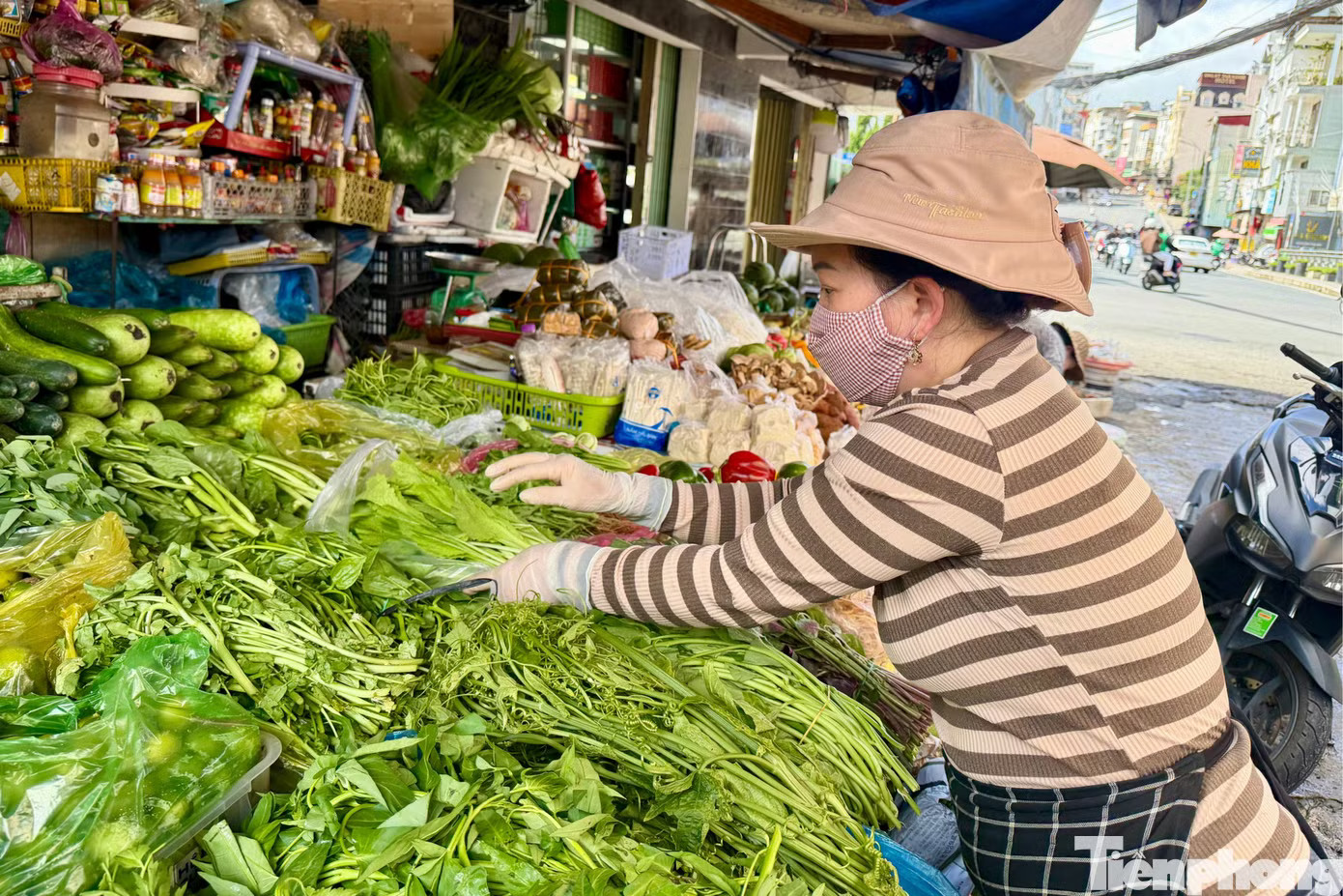 'Bỏng tay' với giá rau sau mưa ngập - Ảnh 1.