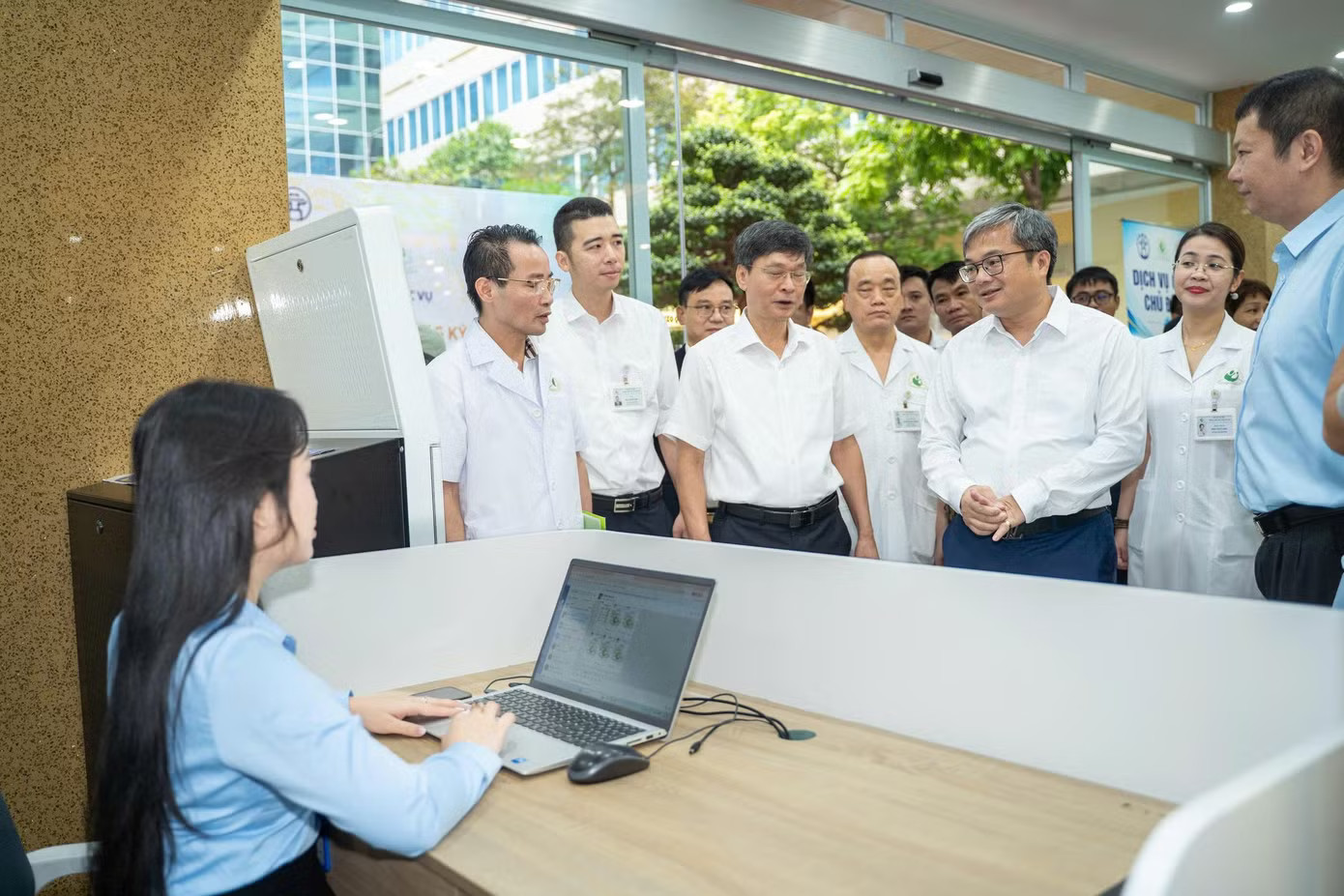 Hà Nội: Cha mẹ được nhận giấy khai sinh cho con ngay tại bệnh viện - Ảnh 2.