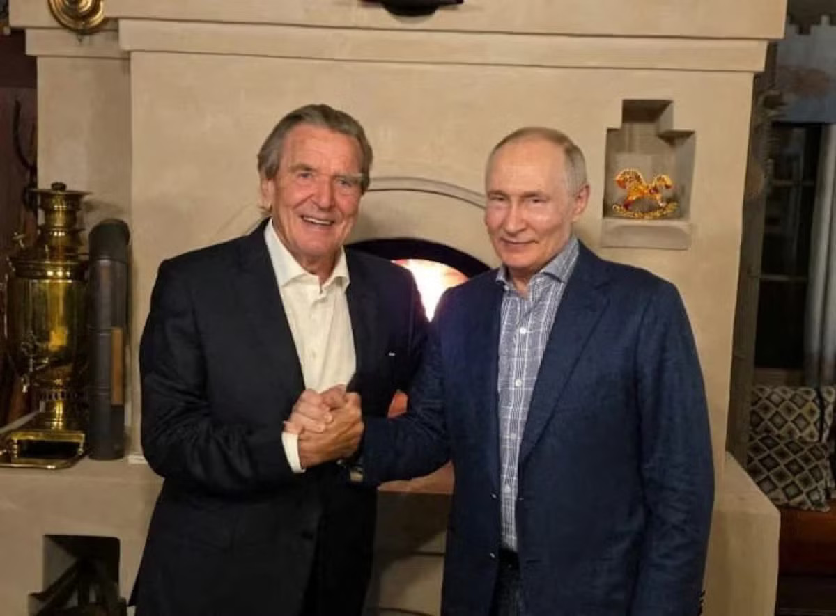 Đức phản ứng vì cựu thủ tướng dự sinh nhật Tổng thống Nga Putin - Ảnh 1.