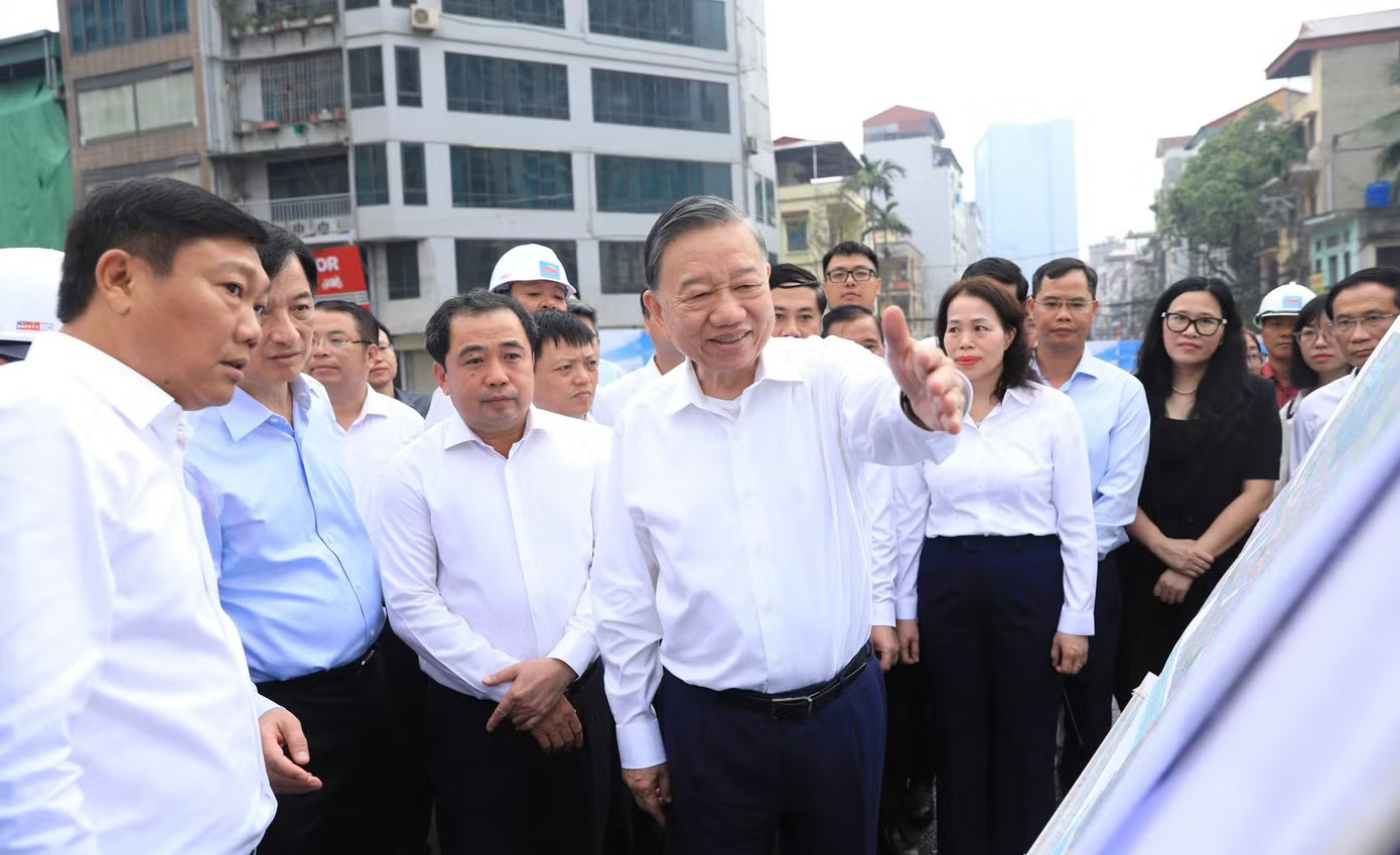 Tổng Bí thư, Chủ tịch nước Tô Lâm: Quản lý chặt chẽ quy hoạch xây dựng hai bên tuyến đường - Ảnh 1.
