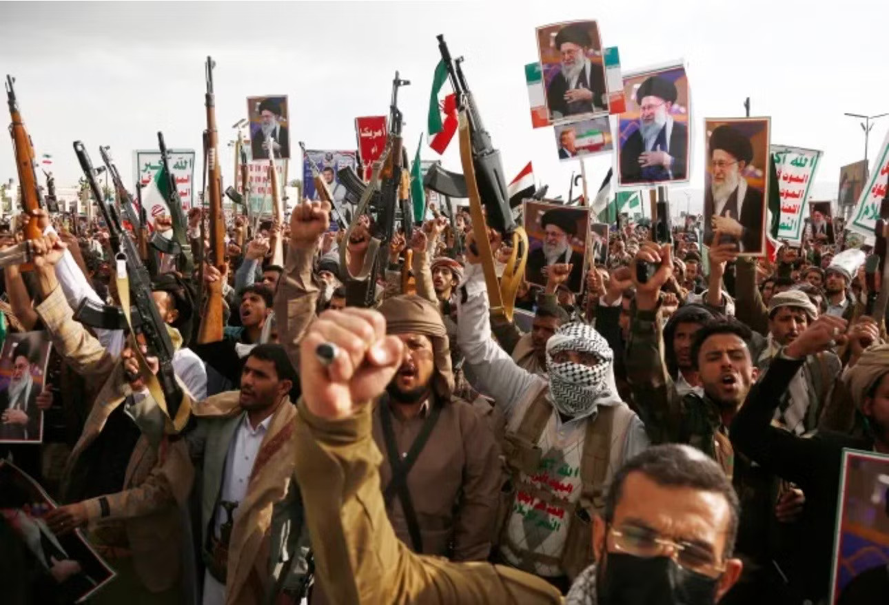 Đám đông ủng hộ Houthi và Iran trong cuộc tuần hành ở Sanaa, ngày 1/3. (Ảnh: Getty) Chuỗi tính toán sai lầm đẩy Ả-rập Xê-út vào ác mộng - Ảnh 1.