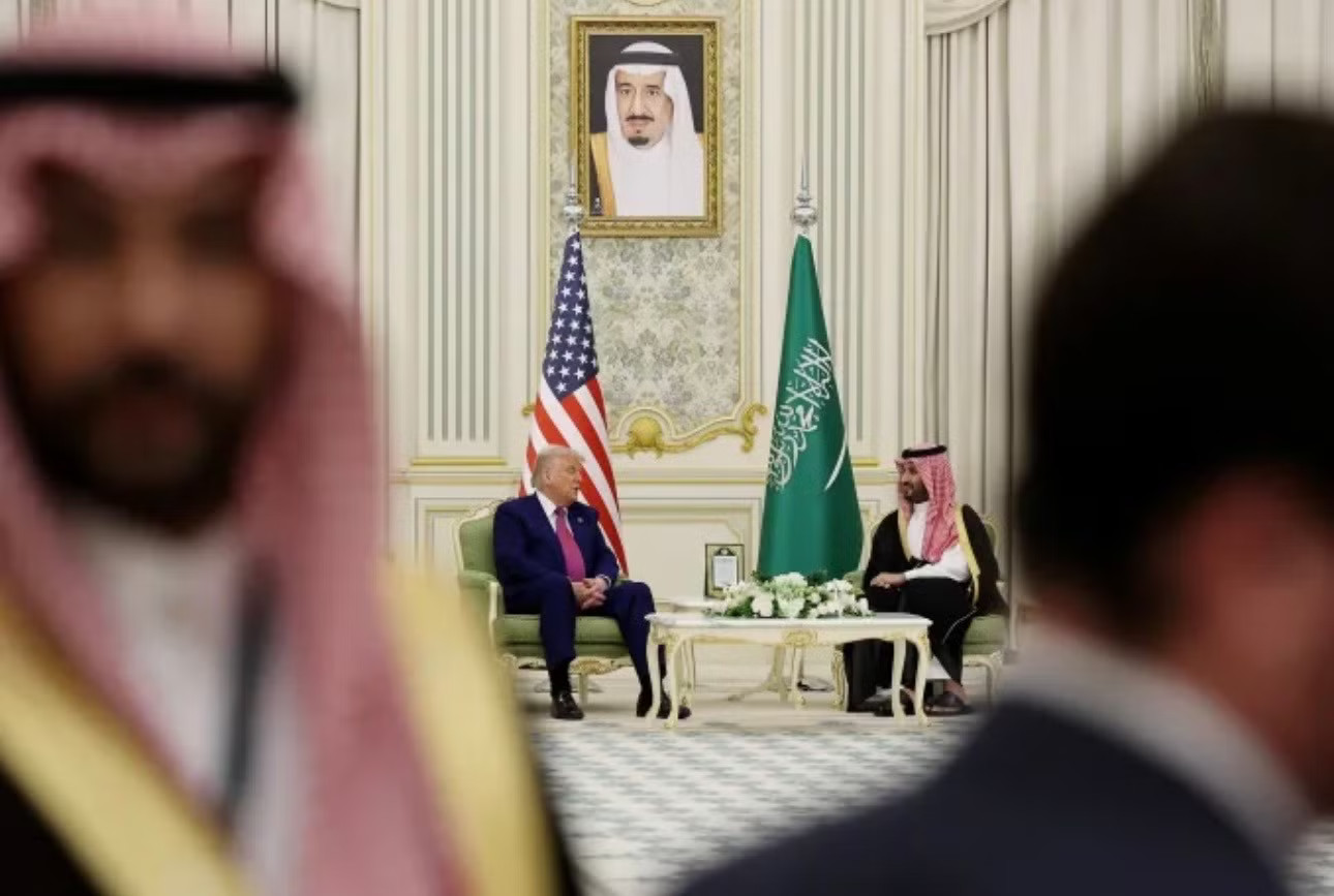 Thái tử Ả-rập Xê-út và Tổng thống Mỹ Donald Trump gặp song phương tại Riyadh ngày 13/5. (Ảnh: Getty) Chuỗi tính toán sai lầm đẩy Ả-rập Xê-út vào ác mộng - Ảnh 2.