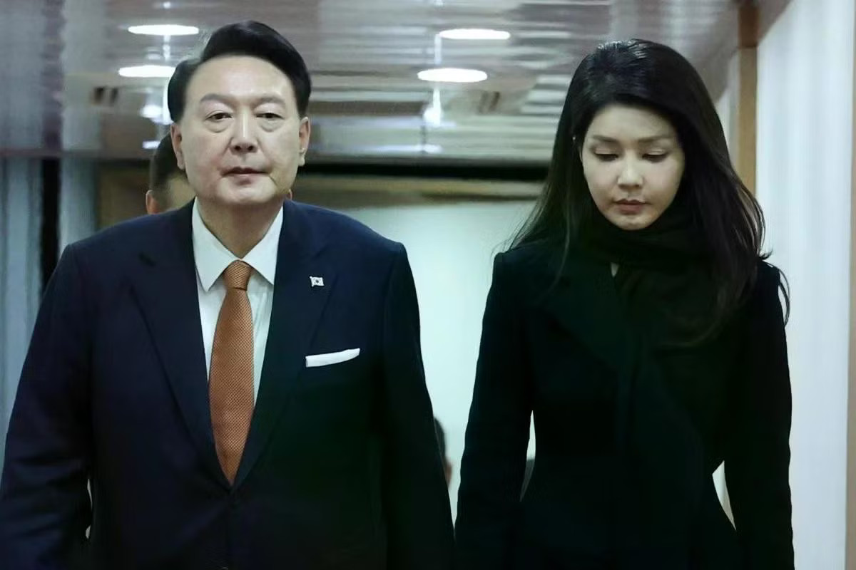 Cựu Tổng thống Hàn Quốc Yoon Suk Yeol và vợ - bà Kim Keon Hee. (Ảnh: Yonhap) Vợ chồng cựu Tổng thống Hàn Quốc ngồi tù vẫn nhận số tiền gấp 8 lần lương tổng thống - Ảnh 1.