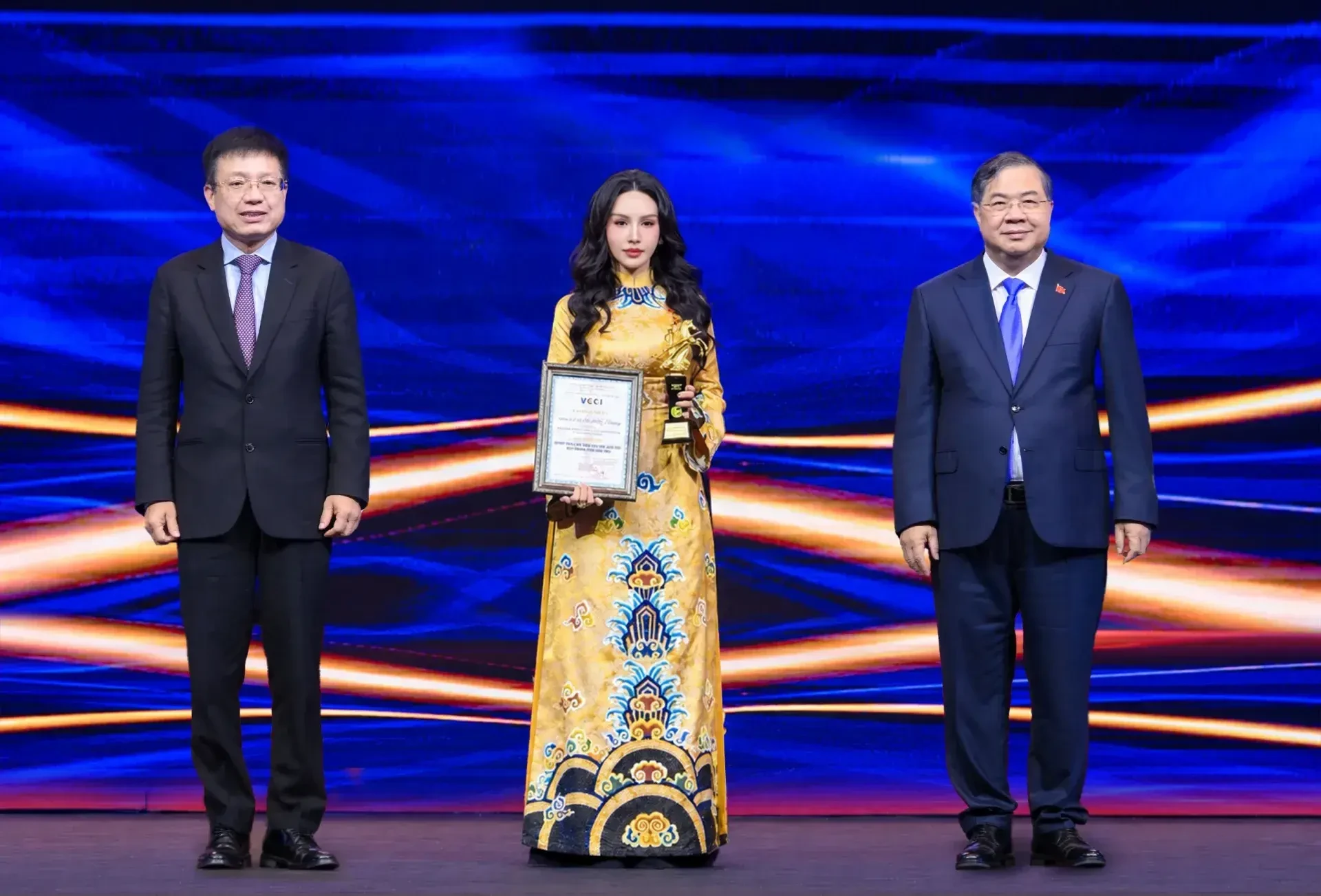 Ủy viên Bộ Chính trị, Phó Thủ tướng Thường trực Chính phủ Phạm Gia Túc (bên phải); Chủ tịch VCCI Hồ Sỹ Hùng (bên trái) trao danh hiệu Doanh nhân Việt Nam tiêu biểu - Cúp Thánh Gióng cho bà Lê Nữ Thùy Dương.