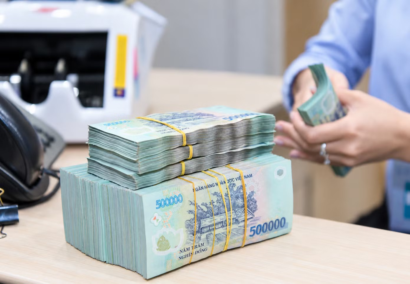 Lãi suất liên ngân hàng giảm chưa phản ánh hết lãi suất cho vay của người dân và doanh nghiệp hiện tại. Ảnh: NY. Lãi suất qua đêm hạ nhiệt, vì sao vốn vay vẫn cao? - Ảnh 2.