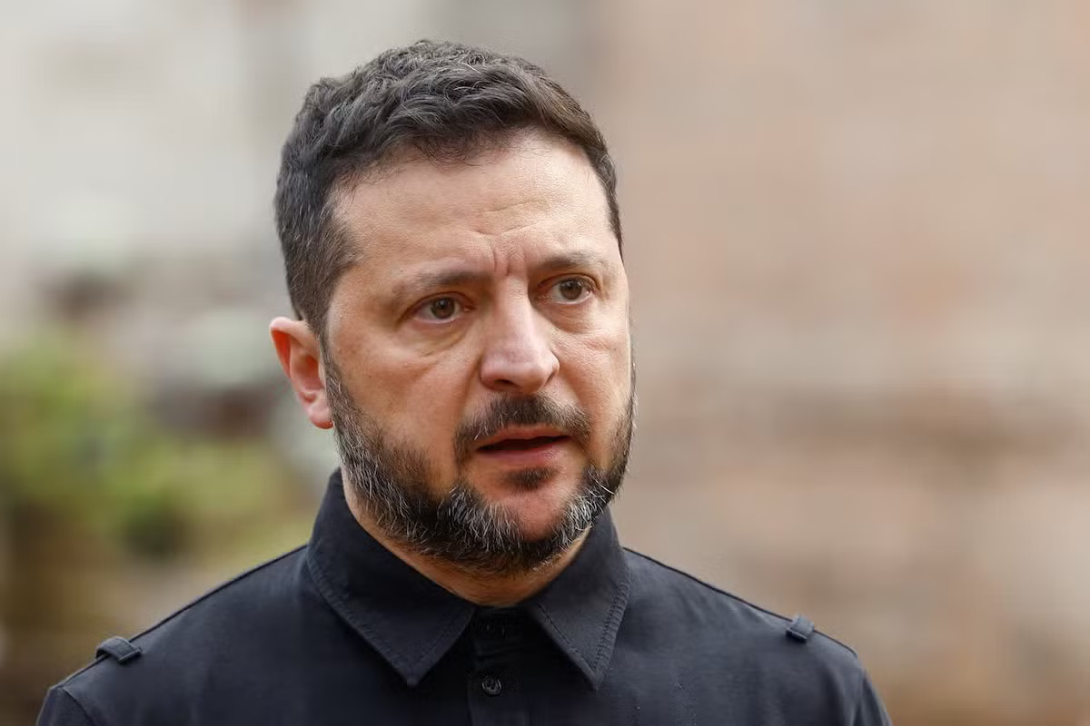 Tổng thống Ukraine Volodymyr Zelensky. (Ảnh: Reuters) Ukraine nói Nga vẫn đang tấn công bất chấp lệnh ngừng bắn - Ảnh 1.