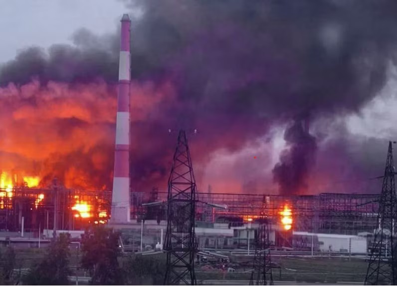 Đám cháy lớn trong nhà máy lọc dầu Kuybyshevsky ở Samara, Nga, sau vụ tấn công bằng máy bay không người lái. (Nguồn: Telegram) Những đòn hiểm của Ukraine gây chao đảo ngành lọc dầu Nga - Ảnh 1.