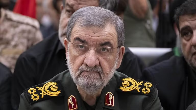Ông Mohsen Rezaei, Thư ký Hội đồng An ninh Quốc gia Tối cao Iran. Iran dọa phá hủy 'trái tim' của nền kinh tế Mỹ nếu chiến sự bùng phát - Ảnh 1.