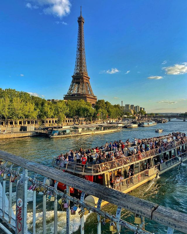 Tháp Eiffel được xây dựng để chào mừng lễ kỷ niệm 100 năm Cách mạng Pháp (1789-1889). Và đang là biểu tượng tiêu biểu cho Paris và cho đất nước Pháp.