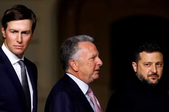 Tổng thống Ukraine Volodymir Zelensky (bìa phải) với hai đặc phái viên Mỹ Jared Kushner và Steve Witkoff trong cuộc gặp tại Kiev vào tháng 9. (Ảnh: Reuters) Phía sau thay đổi đột ngột của Mỹ khiến Ukraine bàng hoàng - Ảnh 1.