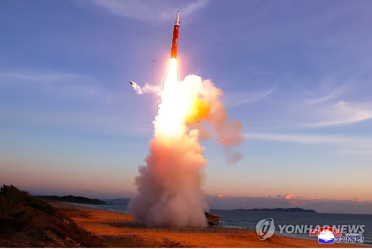 Một vụ phóng tên lửa của Triều Tiên. (Ảnh: KCNA) Triều Tiên khoe tên lửa có khả năng vươn tới Mỹ khi Tổng thống Trump phát tín hiệu gặp gỡ - Ảnh 1.