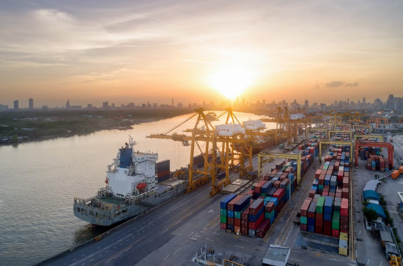 UOB nâng dự báo tăng trưởng GDP năm 2026 lên 9,2%, từ mức 8,5% trước đó. Ảnh: UOB. Việt Nam là nền kinh tế tăng trưởng nhanh nhất ASEAN - Ảnh 1.