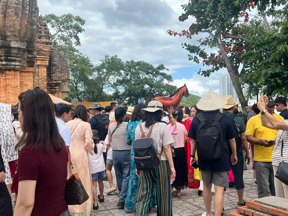 Miễn thị thực cho khách Trung Quốc đi theo đoàn đến Khánh Hòa - Ảnh 1.