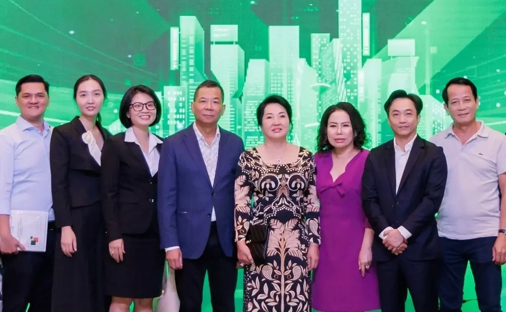 Bà Nguyễn Thị Như Loan (đứng giữa) tại phiên họp cổ đông thường niên của Quốc Cường Gia Lai năm 2025. Ảnh: Website Quốc Cường Gia Lai