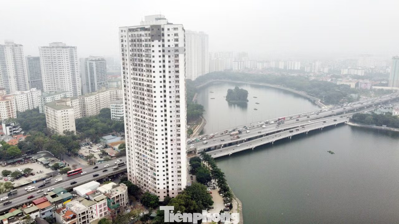 Tại dự án VP6 Linh Đàm, cơ quan thanh tra trước đó chỉ ra từ tầng 2 đến tầng 9 của tòa nhà đã chuyển đổi mục đích sử dụng từ dịch vụ thương mại, văn phòng thành căn hộ. Còn các tầng từ 26 - 37 trở lên đều không nằm trong quy hoạch được phê duyệt, chủ đầu tư đã tự ý chuyển đổi mục đích sử dụng, xây dựng vượt tầng. Hiện trạng loạt dự án chung cư sai phạm của Tập đoàn Mường Thanh trước kế hoạch xử lý - Ảnh 10.