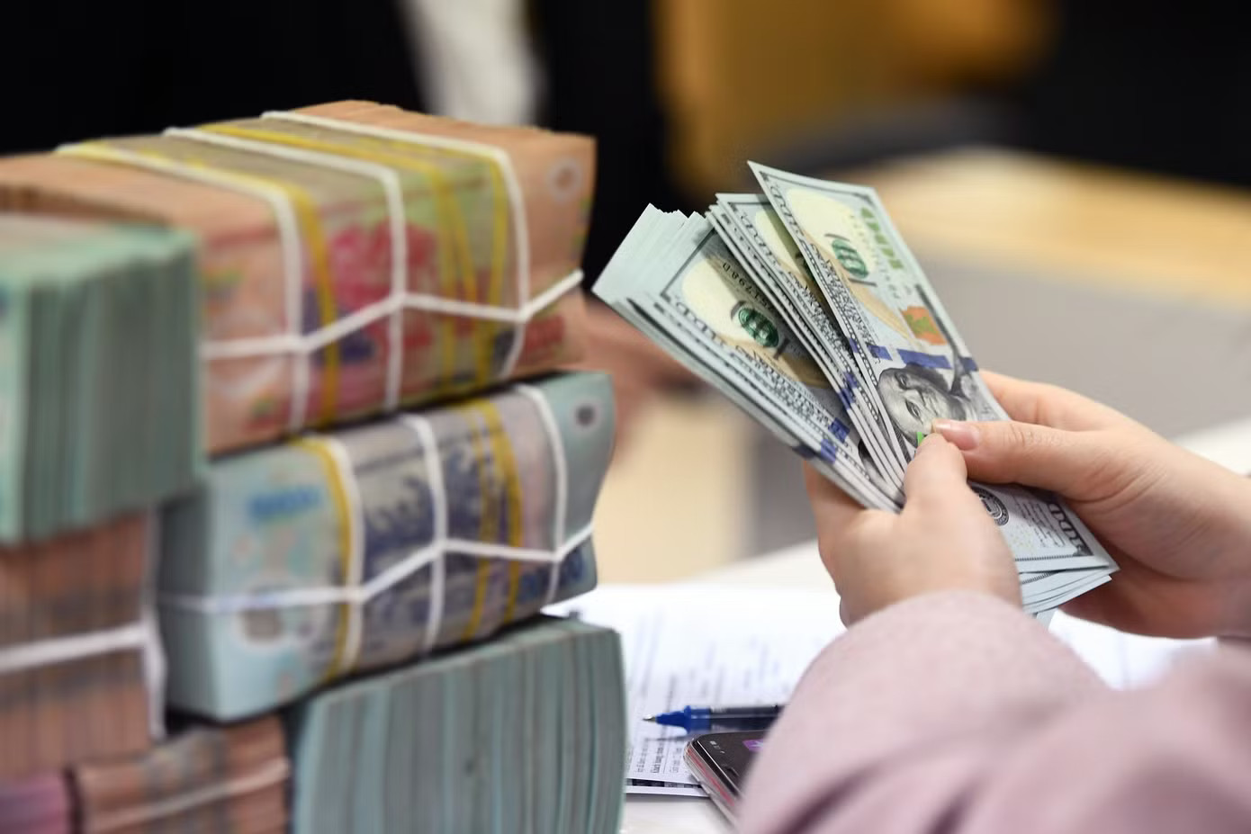 Gửi tiết kiệm lãi suất kép càng lâu thì tiền càng sinh lời. Ảnh: Nam Khánh. 2 quan niệm sai lầm thường gặp nhất về lãi suất kép - Ảnh 1.