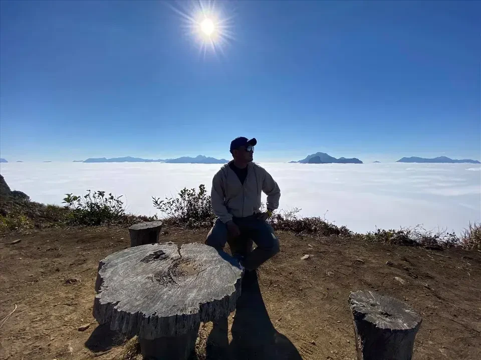 Nằm trên độ cao 2.860m, đỉnh Lảo Thẩn được coi như nóc nhà của Y Tý với khung cảnh thần tiên khi mây trời và nắng gió cùng hòa quyện một cách ngoạn mục. Ảnh: Calvin Pham