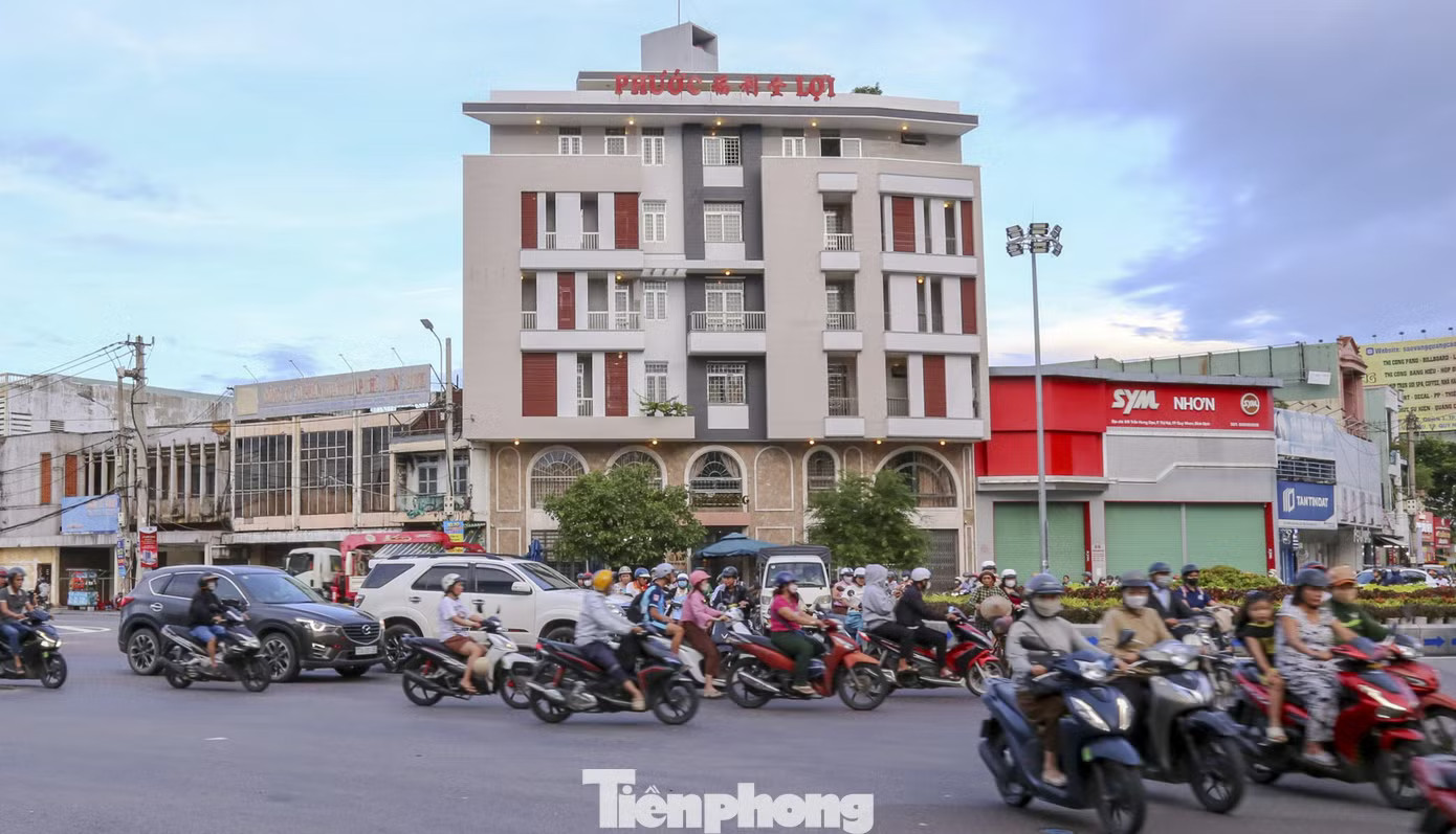 Hiện trạng một nút giao thông vừa được rót 900 tỷ để 'lên đời' - Ảnh 4.