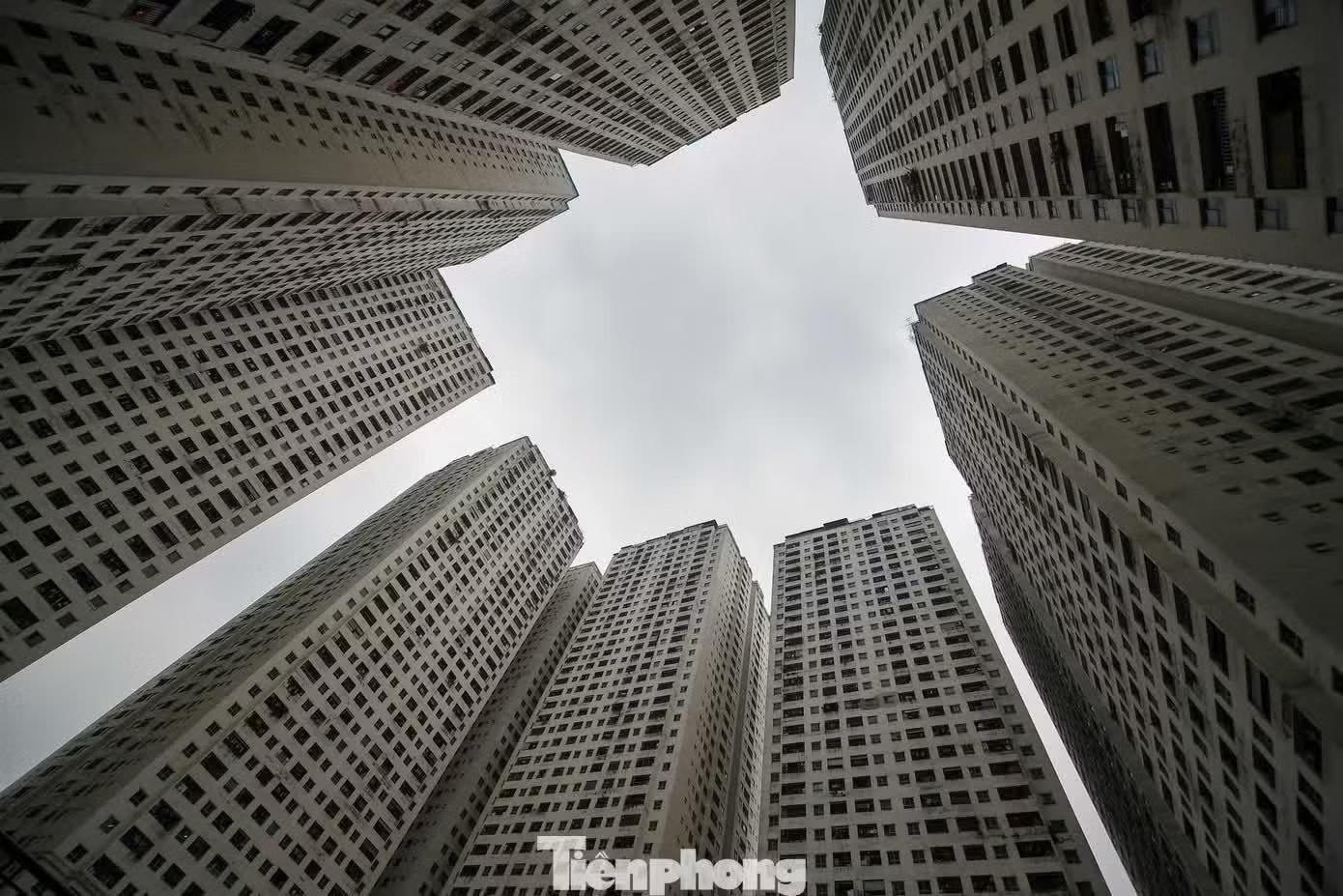 Tổ hợp HH Linh Đàm có diện tích khoảng 42.260m2 với dân số khoảng 40.000 cư dân, tính trung bình 1 người/m2. Hiện trạng loạt dự án chung cư sai phạm của Tập đoàn Mường Thanh trước kế hoạch xử lý - Ảnh 6.