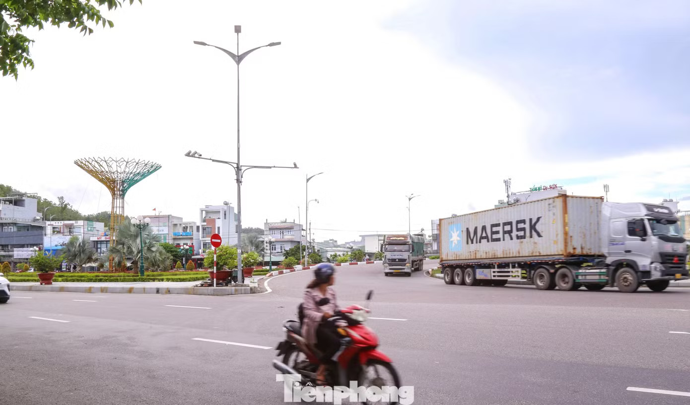 Hiện trạng một nút giao thông vừa được rót 900 tỷ để 'lên đời' - Ảnh 7.