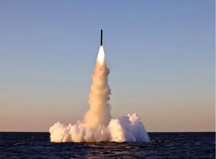 Triều Tiên tuyên bố phóng hai tên lửa từ tàu ngầm trong ngày 14/10. (Ảnh: KCNA/Reuters) Triều Tiên phóng hai tên lửa từ tàu ngầm; Hàn Quốc chuẩn bị tập trận lớn - Ảnh 1.