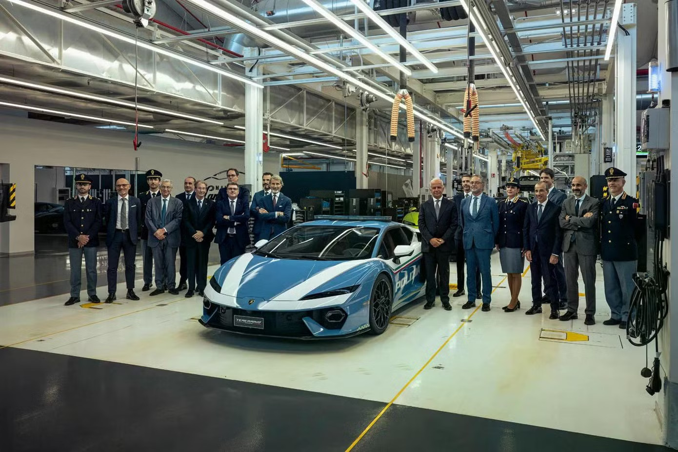 Chiếc Lamborghini Temerario của Lực lượng Cảnh sát Quốc gia Italy. Siêu xe Lamborghini hybrid gia nhập đội xe cảnh sát Dubai - Ảnh 3.