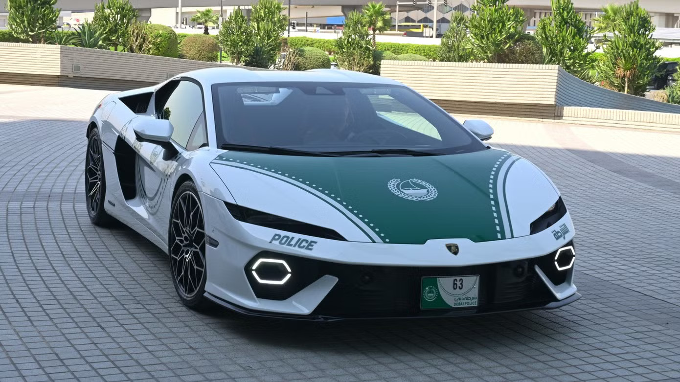 Siêu xe Lamborghini hybrid gia nhập đội xe cảnh sát Dubai - Ảnh 2.