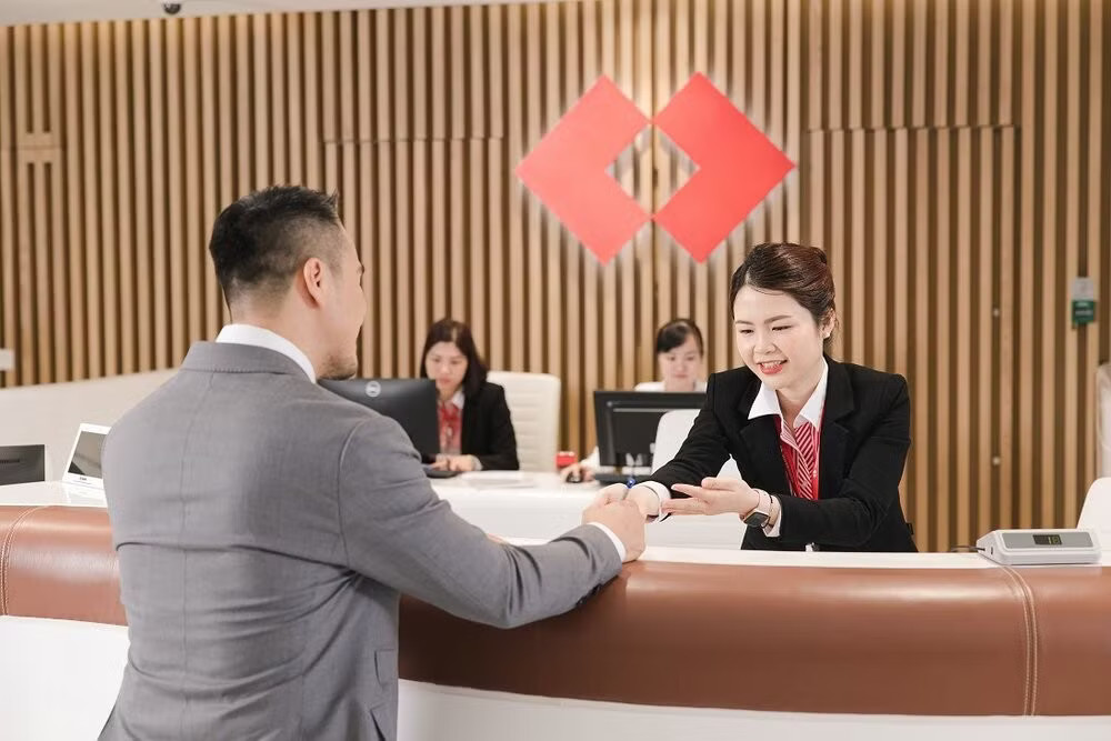 Thấy gì về thương vụ tăng vốn trăm nghìn tỷ của các ngân hàng? - Ảnh 1.