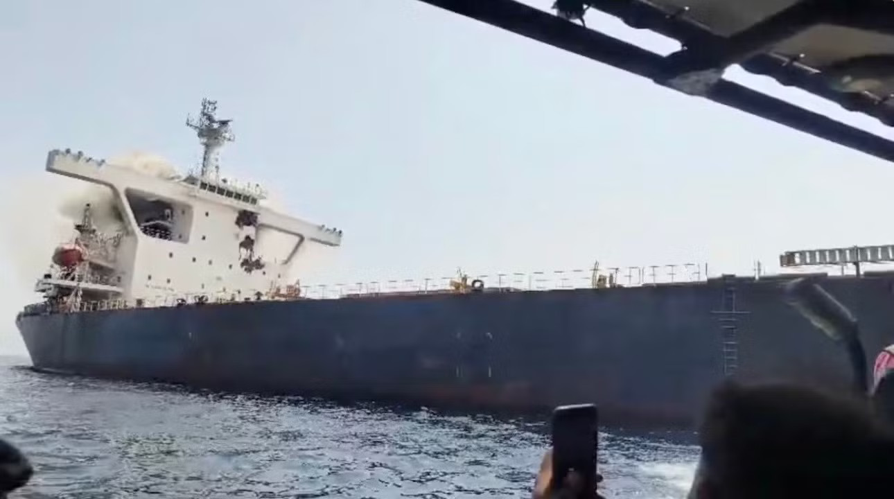 Khói bốc lên từ tàu chở hàng Cape Dao sau vụ tấn công ngày 23/9 Hai tàu chìm liên tiếp, eo biển Hormuz lại nóng rực - Ảnh 1.