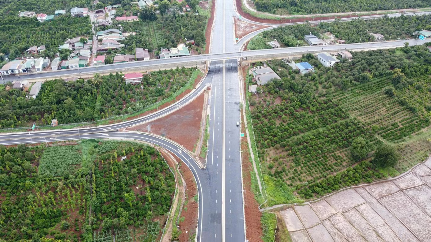 Tuyến đường tỉnh Đắk Lắk chuẩn bị đầu tư sẽ kết nối các tuyến cao tốc, quốc lộ 27 với mạng lưới giao thông đô thị và sân bay Buôn Ma Thuột. Hơn 1.700 tỷ làm 5 km đường nối cao tốc với sân bay Buôn Ma Thuột - Ảnh 1.