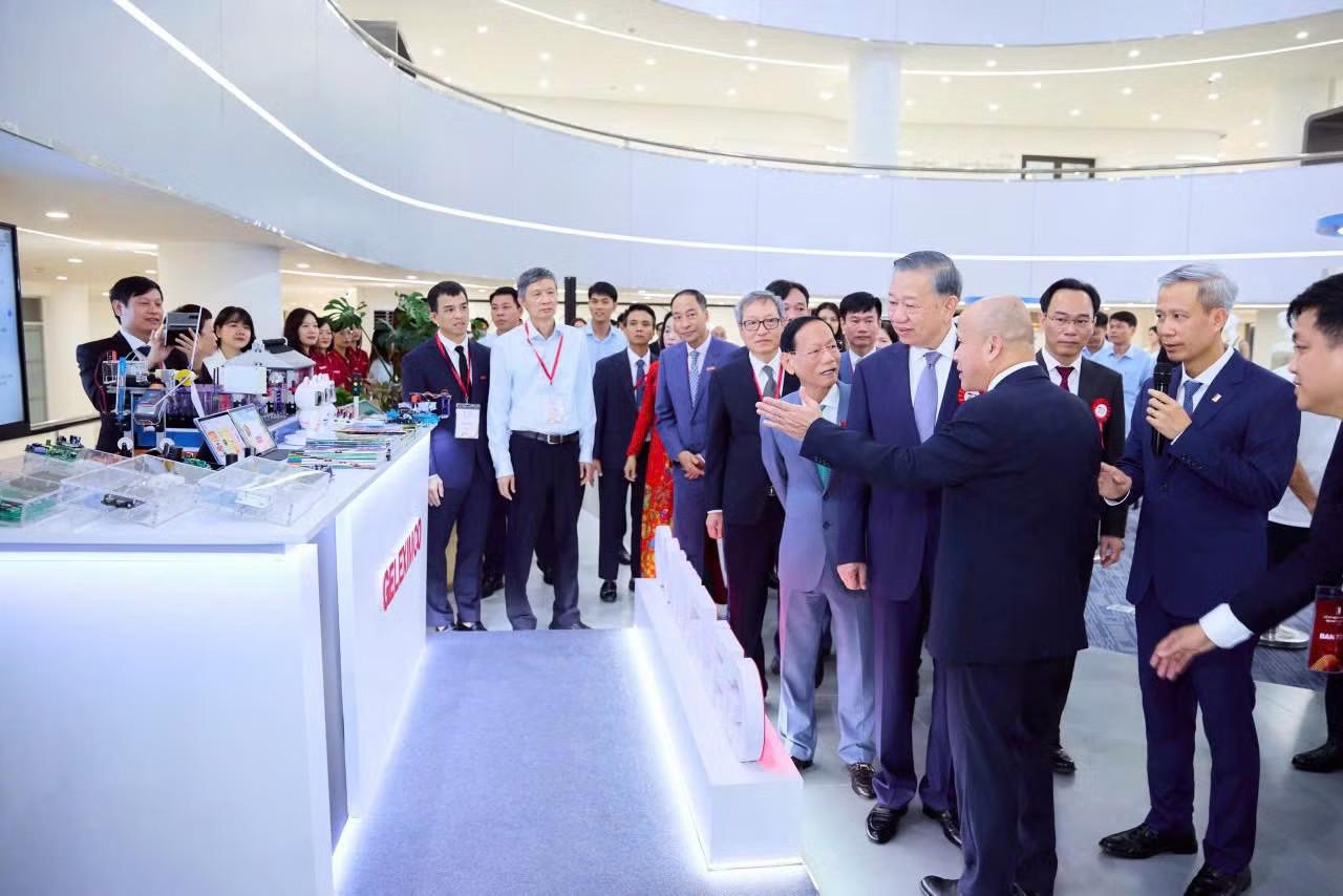 GS. TS. NGƯT Lê Anh Tuấn - Giám đốc Đại học Bách khoa Hà Nội, cho biết, đây là nơi đầu tiên tạo ra không gian để doanh nghiệp cùng đồng hành với sinh viên và thầy cô của Đại học Bách khoa Hà Nội Đại học Bách khoa Hà Nội và Geleximco khánh thành Trung tâm Đổi mới sáng tạo liên ngành - Ảnh 3.