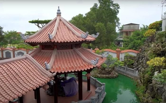 Trong khuôn viên biệt phủ còn có ao cá rộng rãi và tượng đá đồ sộ.