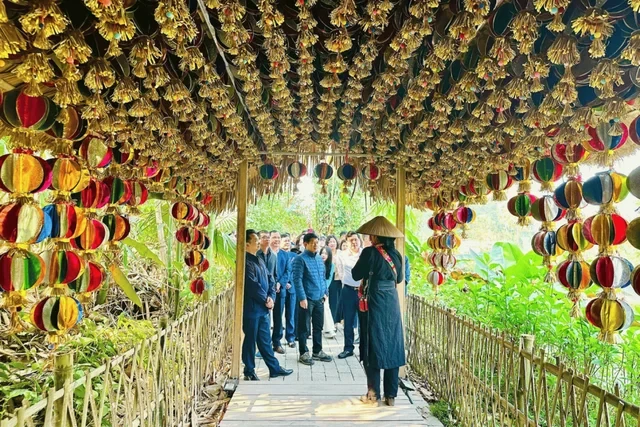 Cổng vào đã sử dụng tiếng mõ như tín hiệu báo có khách quý tới bản.