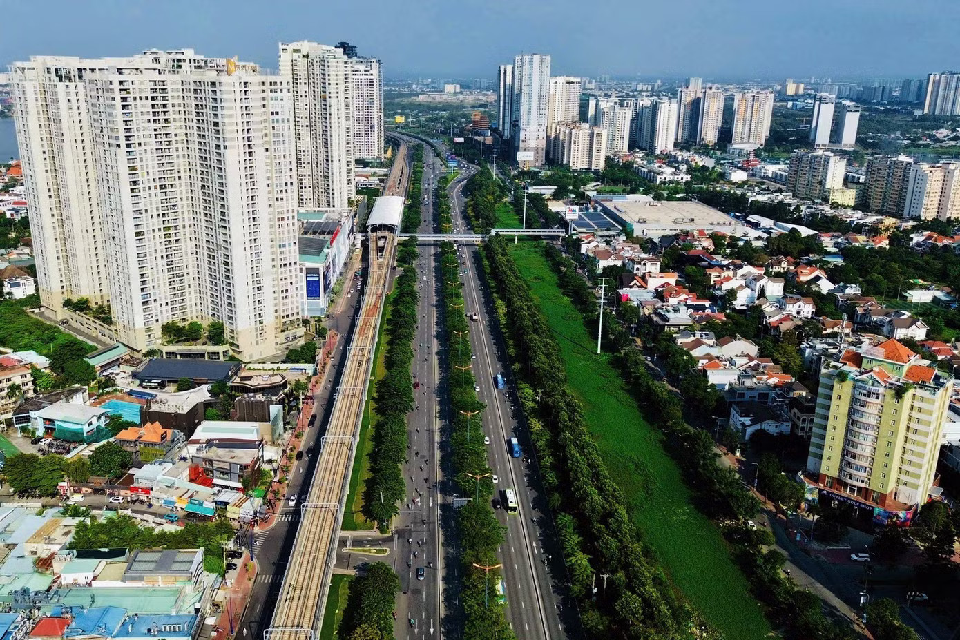 Tháo gỡ vướng mắc cho các dự án là một trong 4 nhiệm vụ trọng tâm để TPHCM đẩy nhanh giải ngân, hướng tới mục tiêu tăng trưởng 2 con số. TPHCM đặt mục tiêu thu 1 triệu tỷ đồng trong năm 2026 - Ảnh 2.