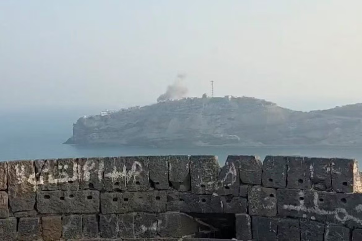 Khói bốc lên từ khu vực dinh tổng thống. (Ảnh: Reuters) Lực lượng Houthi dội tên lửa xuống dinh tổng thống Yemen - Ảnh 1.
