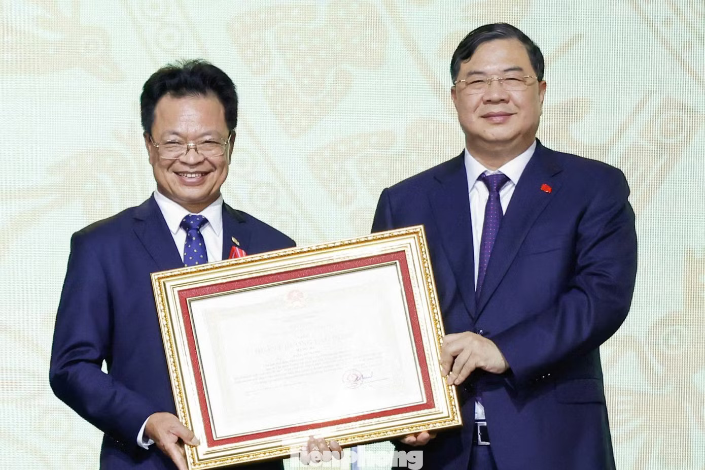 Phó Thủ tướng Phạm Gia Túc trao Huân chương Lao động hạng Ba cho ông Đặng Sỹ Mạnh - Chủ tịch Tập đoàn Đường sắt Quốc gia Việt Nam. Ảnh: Tùng Đoàn. Phó Thủ tướng: 'Đường sắt phải trở thành trục hạ tầng chiến lược quốc gia' - Ảnh 2.