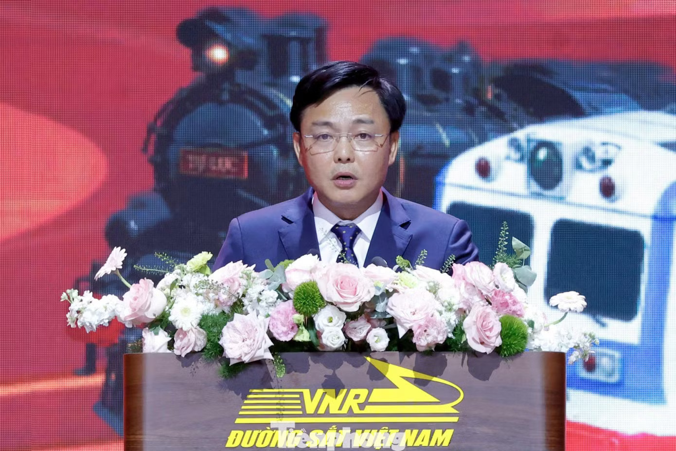 Ông Hoàng Gia Khánh - Tổng Giám đốc Tập đoàn ĐSQG Việt Nam - phát biểu tại lễ kỷ niệm. Ảnh: Tùng Đoàn. Phó Thủ tướng: 'Đường sắt phải trở thành trục hạ tầng chiến lược quốc gia' - Ảnh 3.