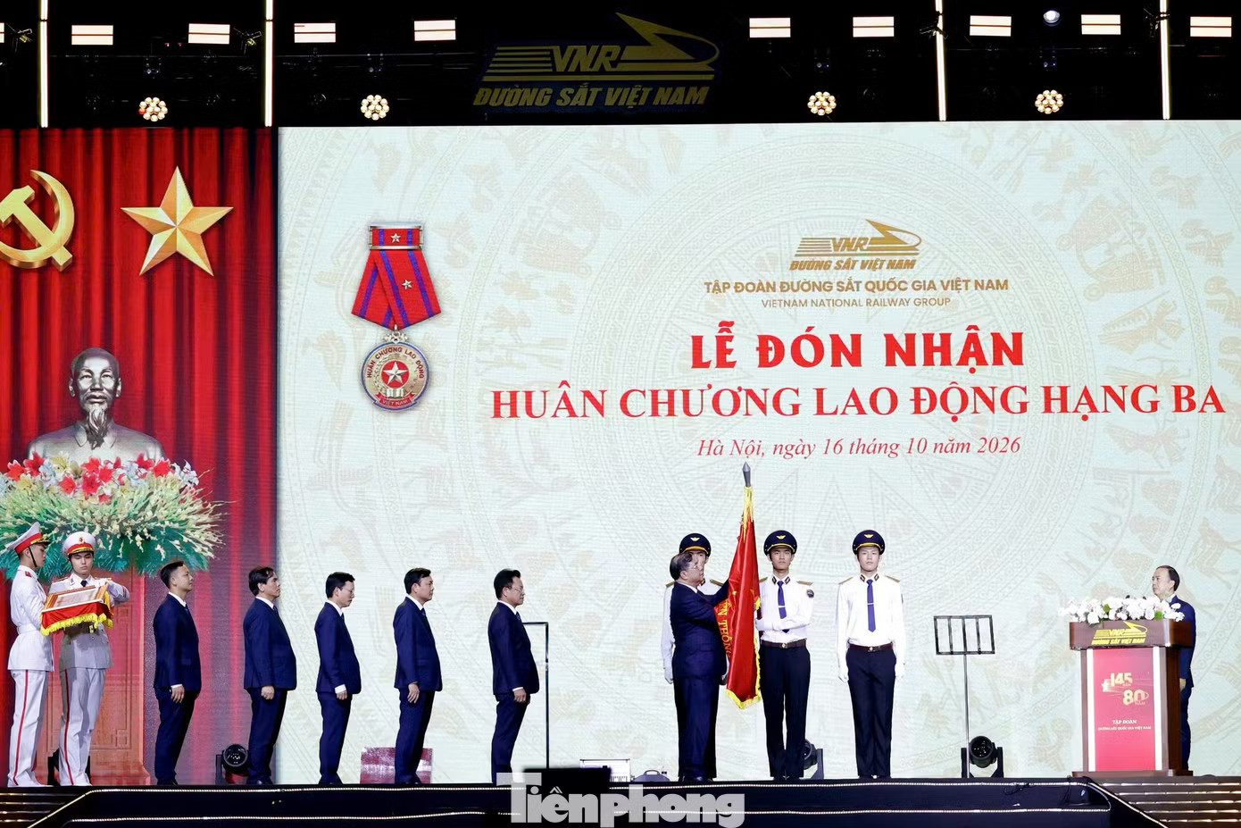 Phó Thủ tướng Phạm Gia Túc thay mặt lãnh đạo Đảng, Nhà nước trao Huân chương Lao động hạng Ba cho Tập đoàn ĐSQG Việt Nam. Ảnh: Đoàn Tùng. Phó Thủ tướng: 'Đường sắt phải trở thành trục hạ tầng chiến lược quốc gia' - Ảnh 1.
