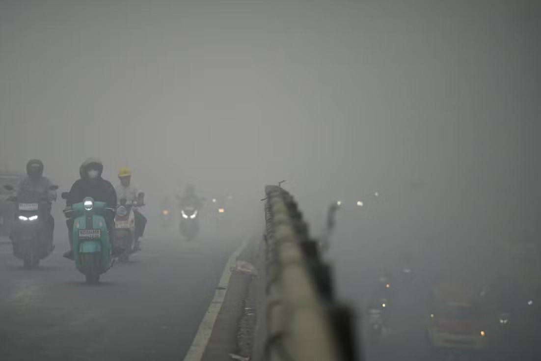 Khói bụi mù mịt ở tỉnh Sumatra ngày 15/10. (Ảnh: Reuters) Ứng phó đợt cháy rừng nghiêm trọng nhất trong hơn 1 thập kỷ, Indonesia đồng ý nhận hỗ trợ nước ngoài - Ảnh 1.