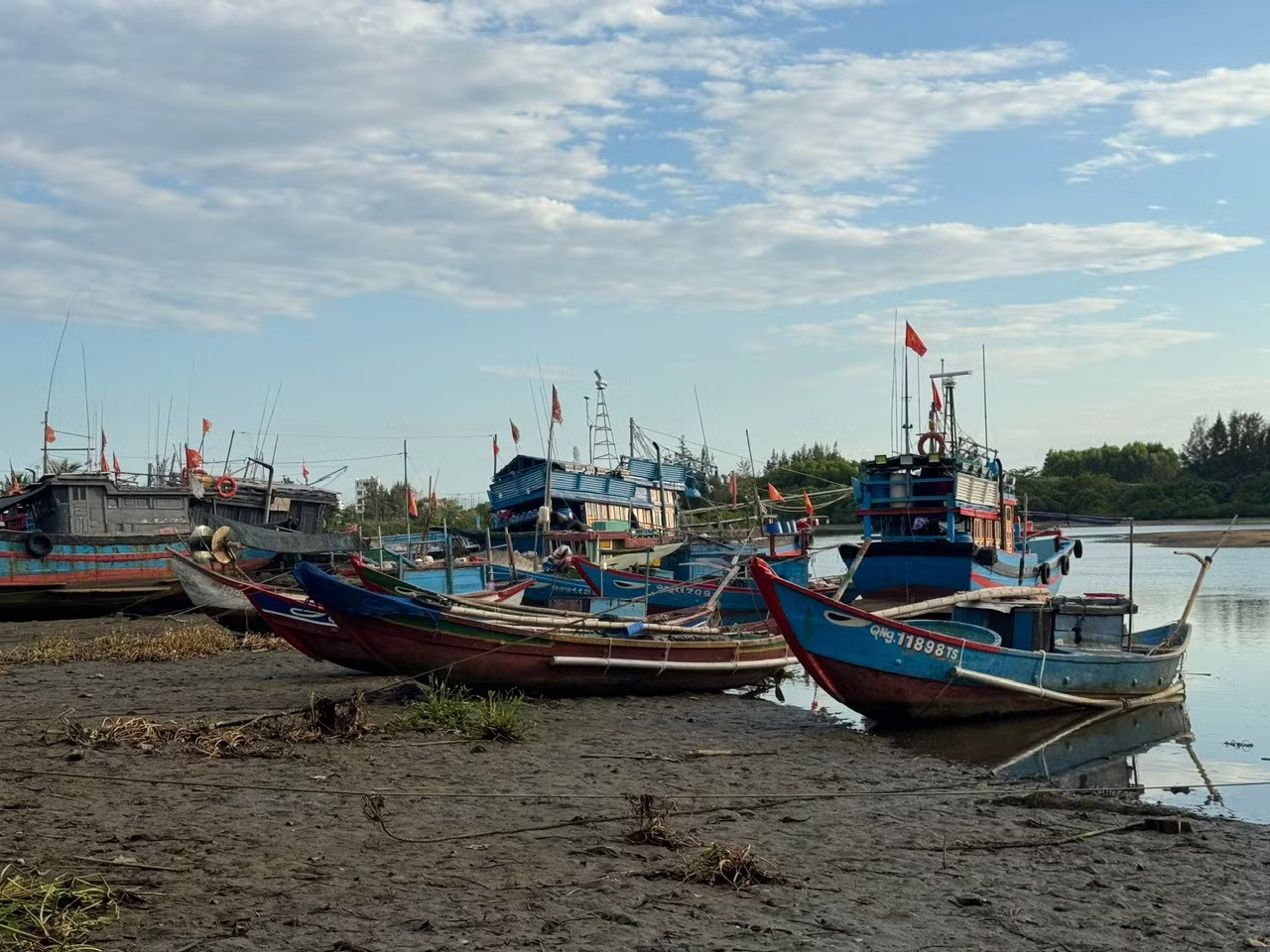 Chật vật 'nghẹt' dòng sông Kinh - Ảnh 2.