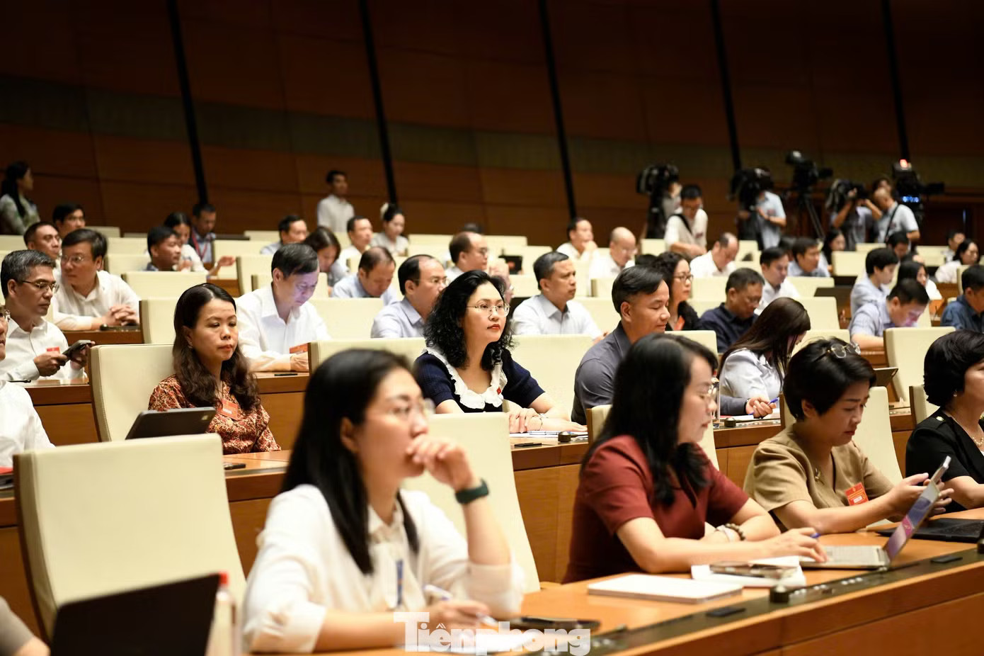 Đảng viên là công chức, viên chức được tham gia hoạt động đầu tư kinh doanh thế nào? - Ảnh 2.