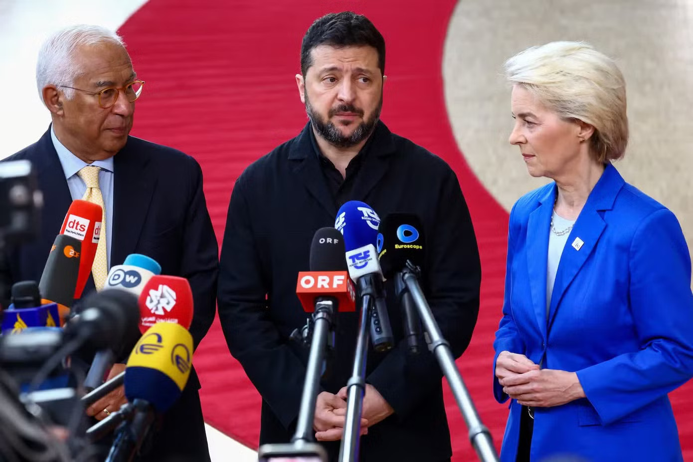 Chủ tịch Hội đồng châu Âu António Costa, Tổng thống Ukraine Volodymyr Zelensky và Chủ tịch Ủy ban châu Âu Ursula von der Leyen. (Ảnh: Reuters) Rạn nứt với Tổng thống Mỹ, Tổng thống Ukraine ca ngợi các 'lãnh đạo thực thụ' ở châu Âu - Ảnh 1.