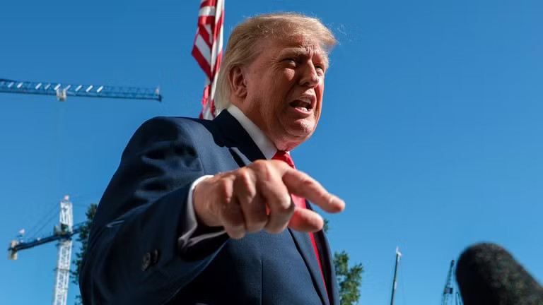 Tổng thống Mỹ Donald Trump phát biểu trước các phóng viên tại Nhà Trắng. Tổng thống Mỹ Trump: Tên lửa cung cấp cho Ukraine được bán trên 'thị trường mở' - Ảnh 1.