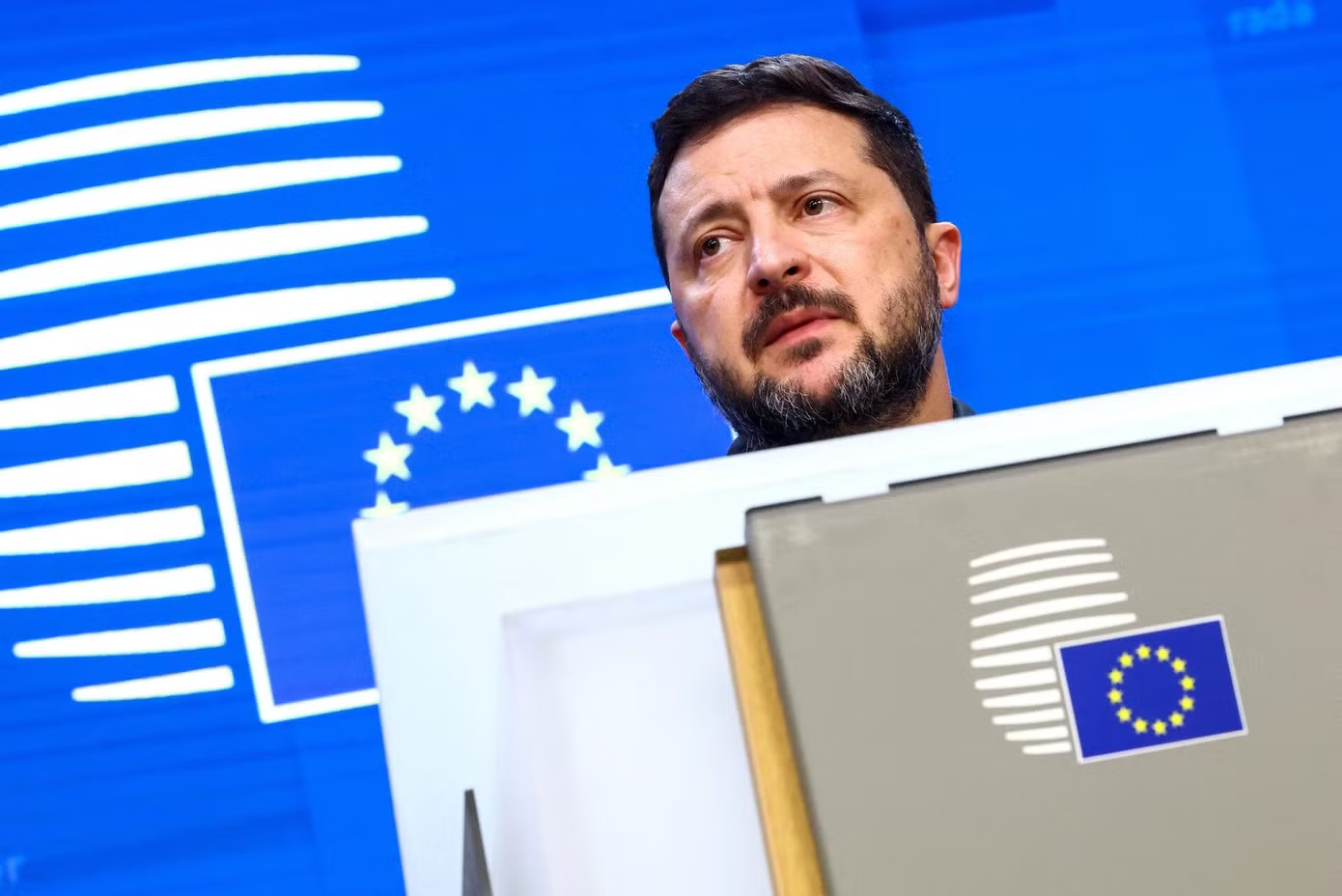 Tổng thống Ukraine Volodymyr Zelensky tại một cuộc họp báo ở Brussels (Bỉ) ngày 16/10. (Ảnh: Reuters) Rạn nứt với Tổng thống Mỹ, Tổng thống Ukraine ca ngợi các 'lãnh đạo thực thụ' ở châu Âu - Ảnh 2.