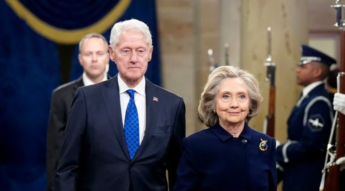 Vợ chồng cựu Tổng thống Mỹ Bill Clinton tái xuất trước bầu cử giữa nhiệm kỳ - Ảnh 1.