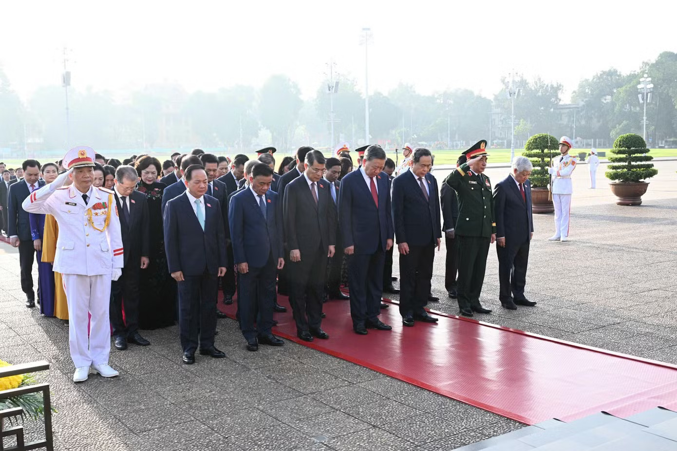 Lãnh đạo Đảng, Nhà nước và đại biểu Quốc hội viếng Chủ tịch Hồ Chí Minh trước Kỳ họp thứ 2 - Ảnh 2.
